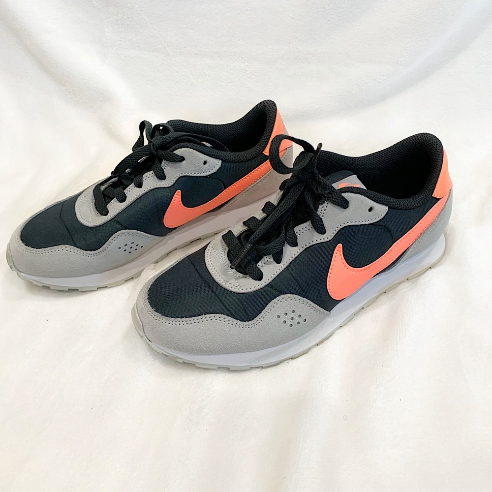 Nike Valiant Trainers in Black, Grey and Atomic Pink- Size 4.5 Boys